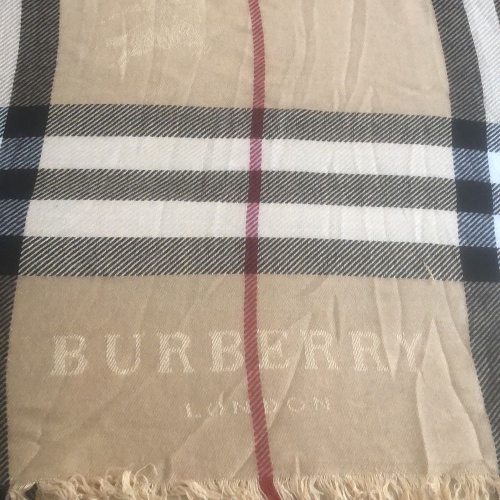 Authentic burberry stole - Picture 4 of 4
